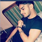 Studente universitario che impartisce lezioni dalle elementari al liceo